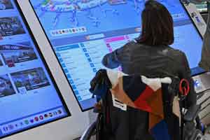 Passagere-PHMR-regardant-les-plans-de-l&#39;aéroport